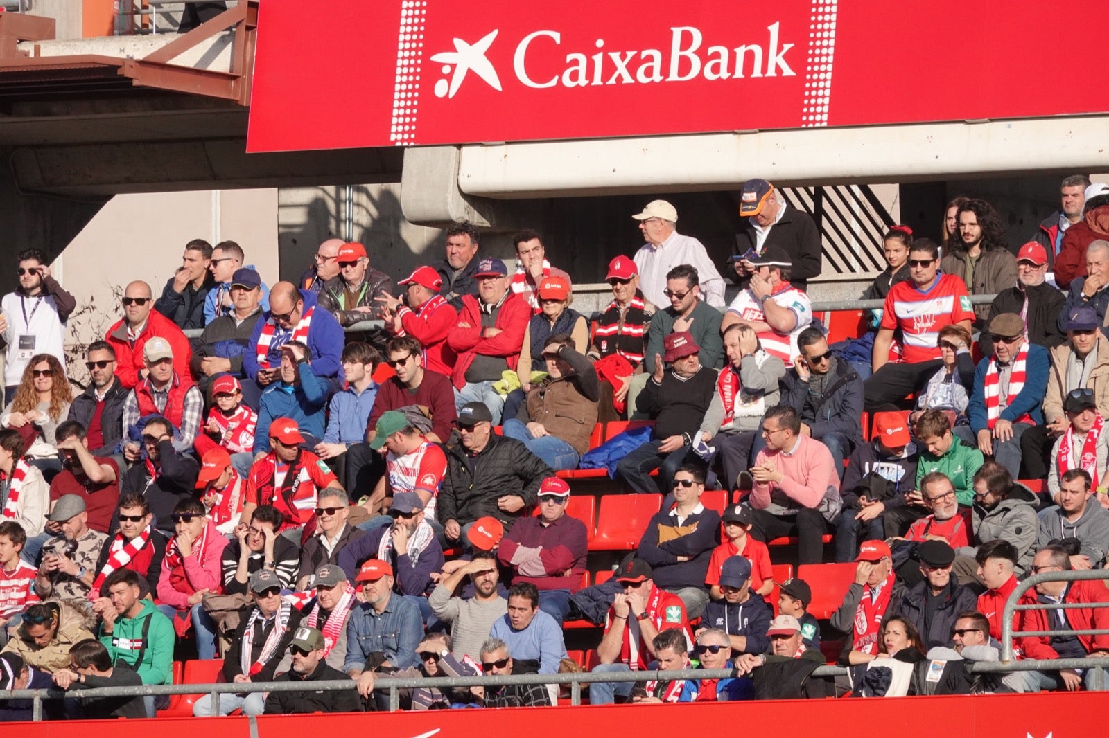 Echamos un vistazo a la grada para recopilar las mejores fotos de la afición. 