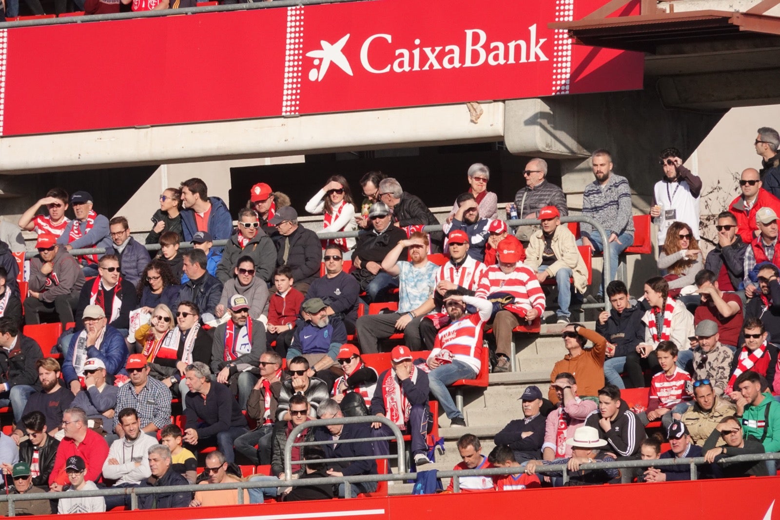 Echamos un vistazo a la grada para recopilar las mejores fotos de la afición. 