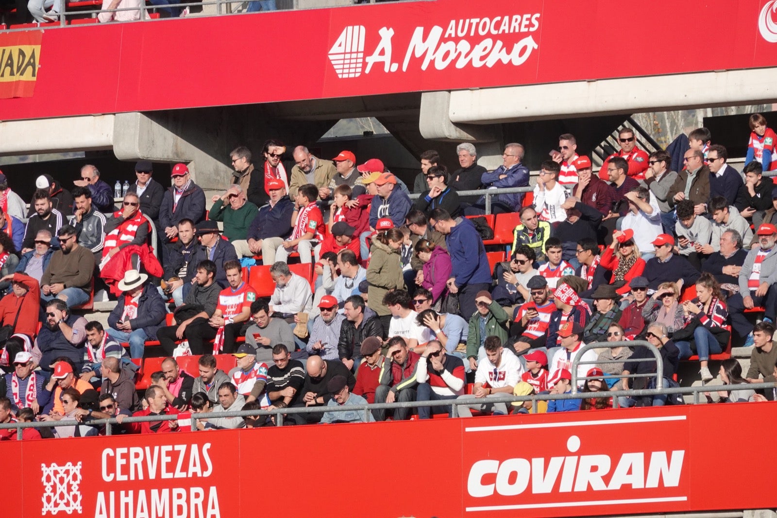 Echamos un vistazo a la grada para recopilar las mejores fotos de la afición. 