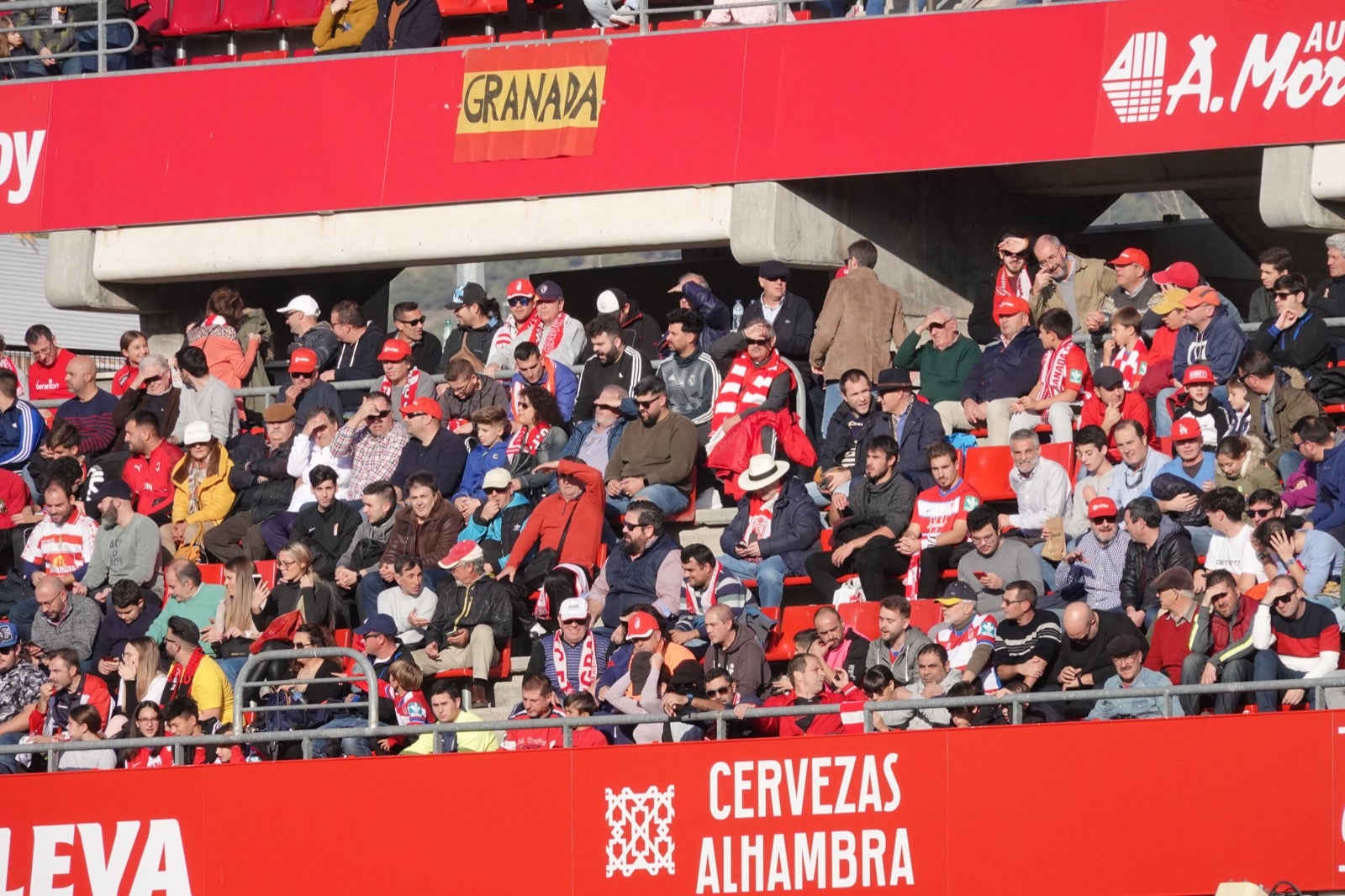 Echamos un vistazo a la grada para recopilar las mejores fotos de la afición. 