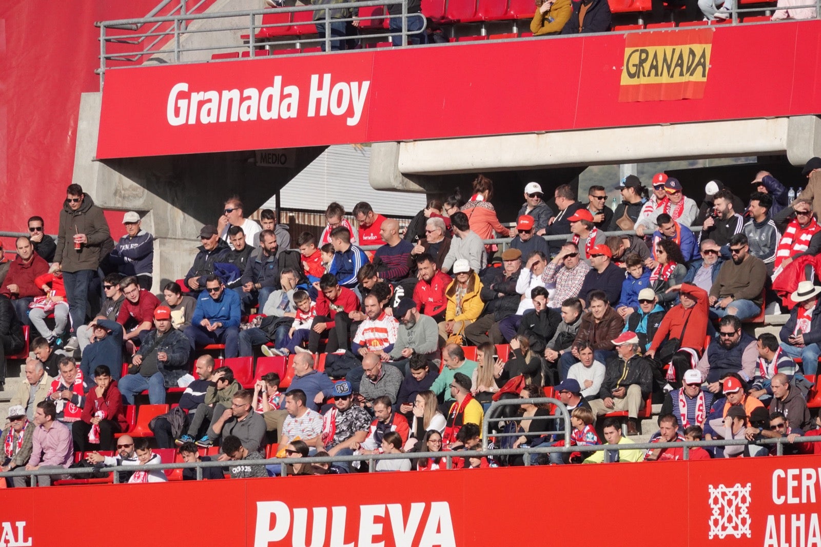 Echamos un vistazo a la grada para recopilar las mejores fotos de la afición. 