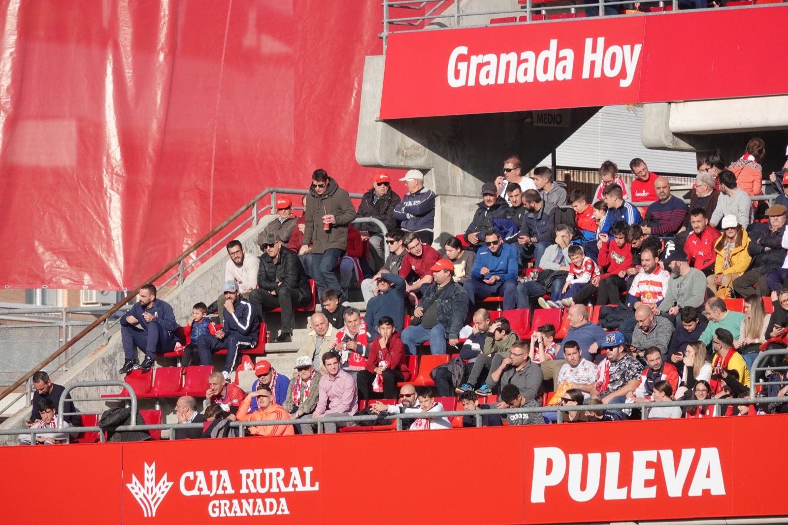 Echamos un vistazo a la grada para recopilar las mejores fotos de la afición. 