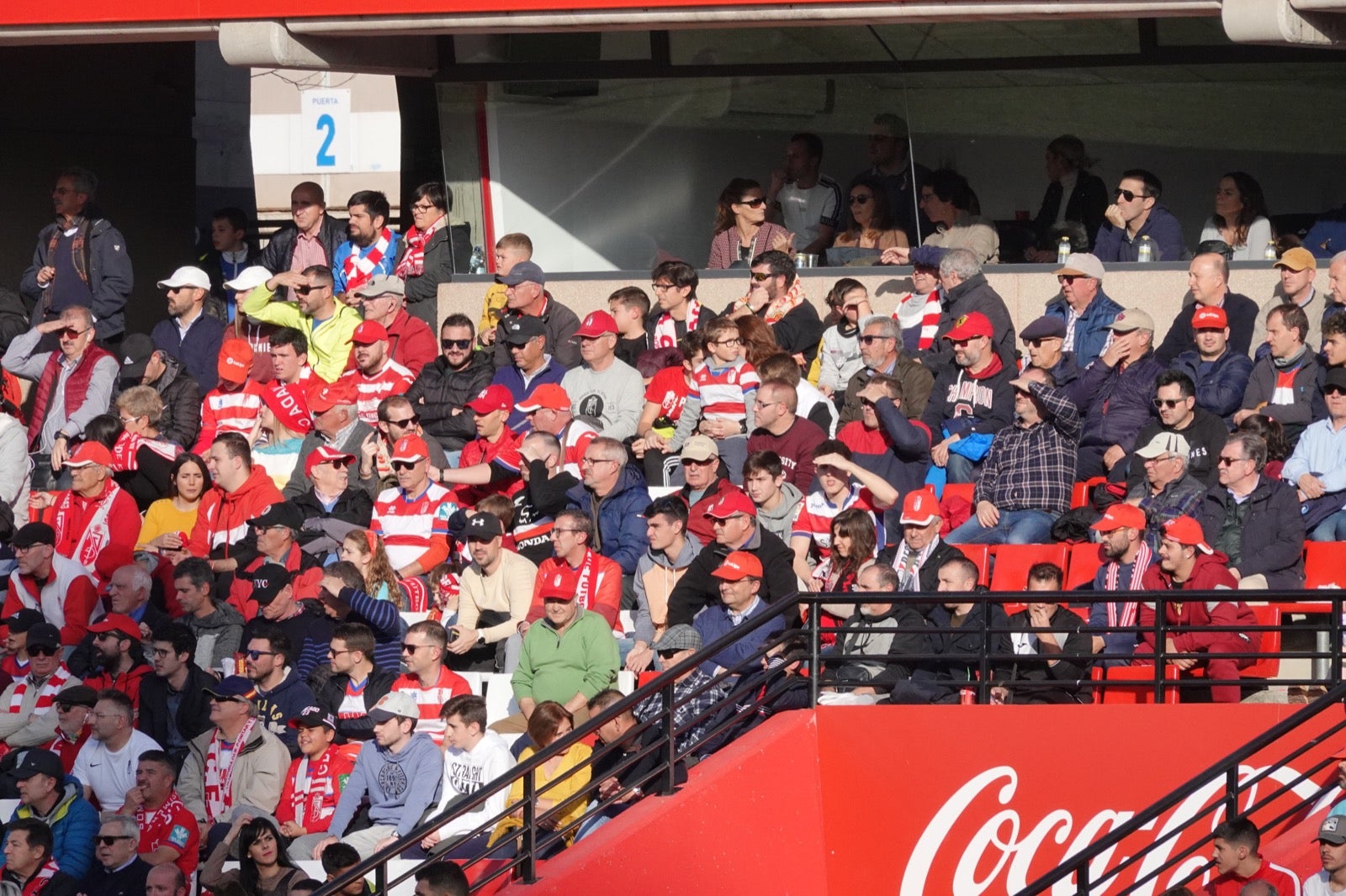 Echamos un vistazo a la grada para recopilar las mejores fotos de la afición. 