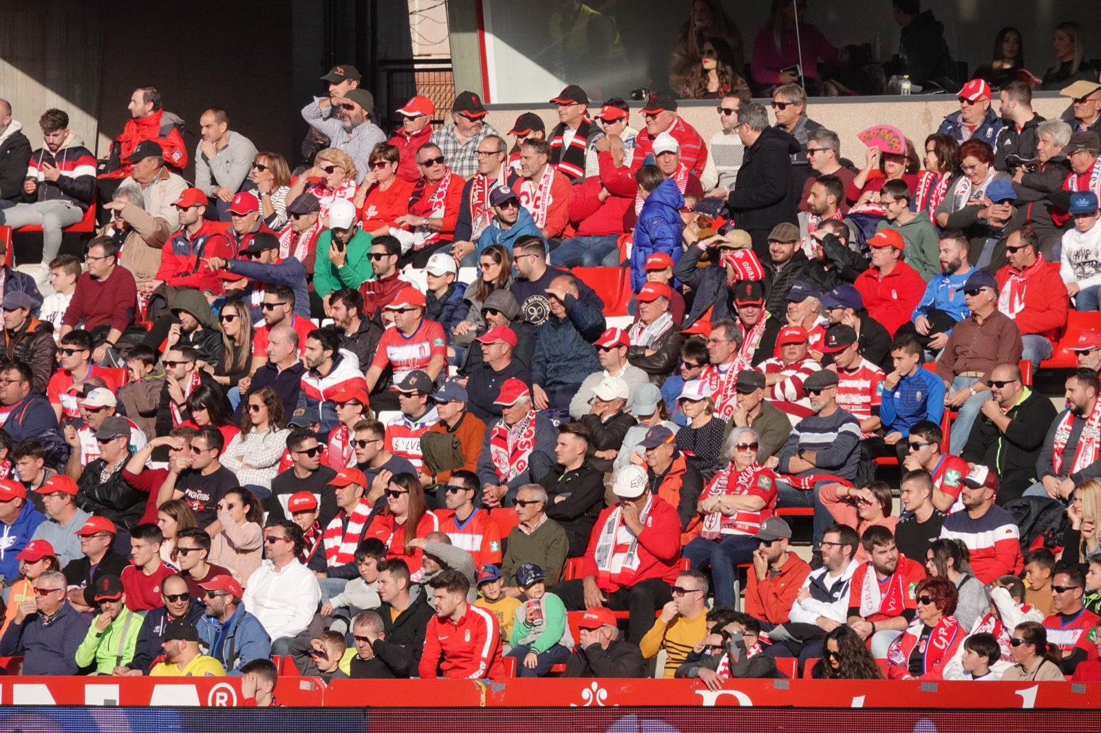 Echamos un vistazo a la grada para recopilar las mejores fotos de la afición. 