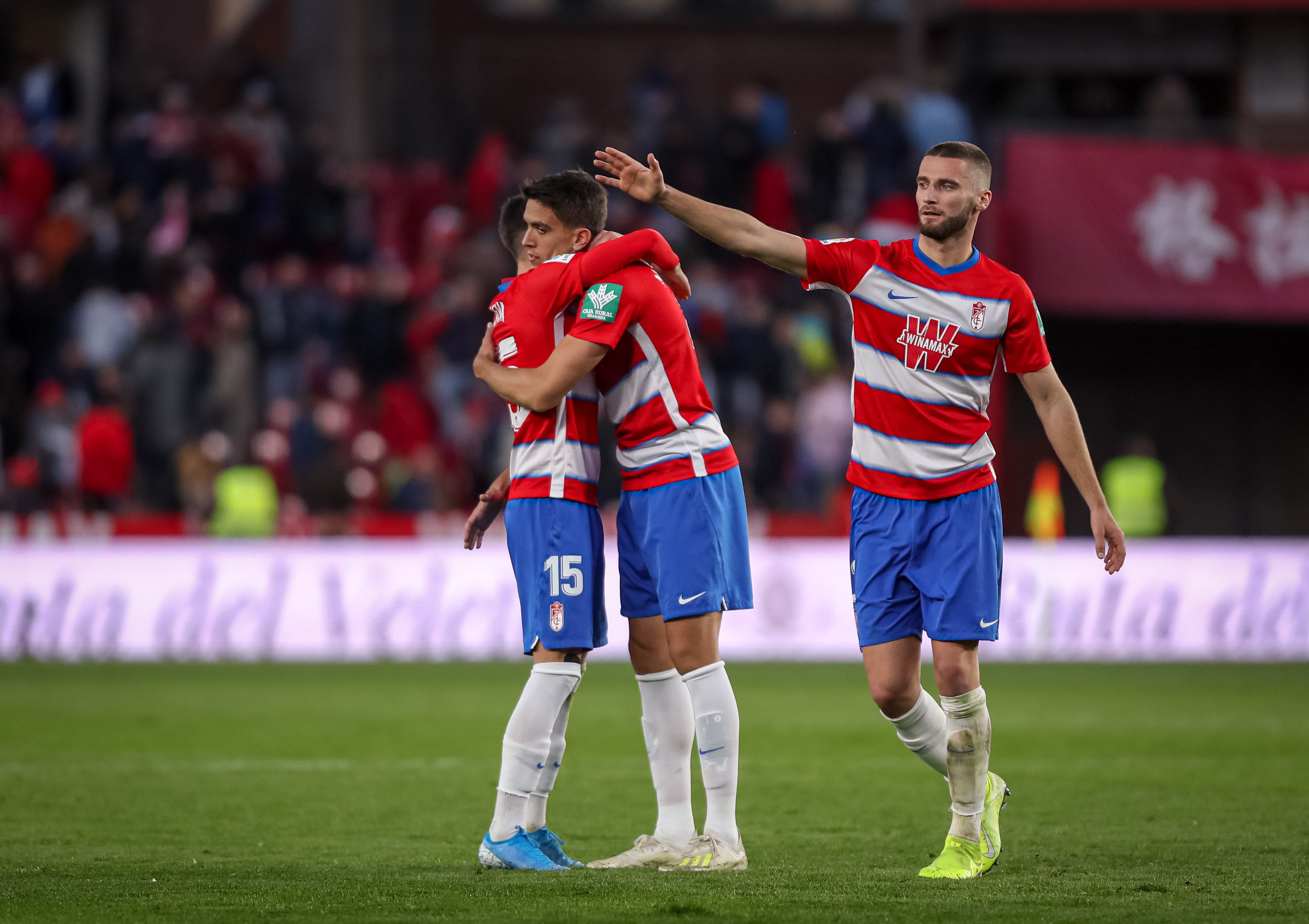 Repasa los mejores momentos del choque que ha enfrentado a dos rivales directos en Los Cármenes