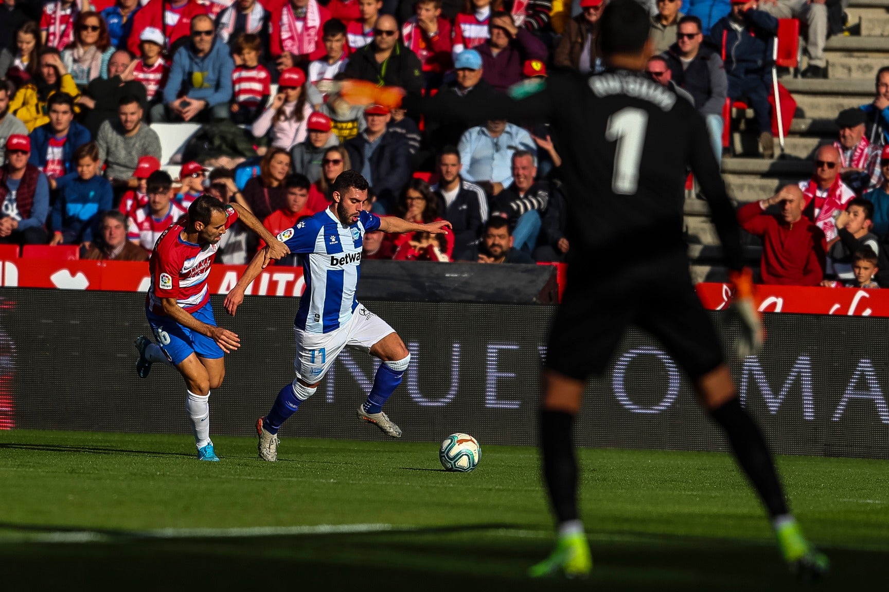 Repasa los mejores momentos del choque que ha enfrentado a dos rivales directos en Los Cármenes