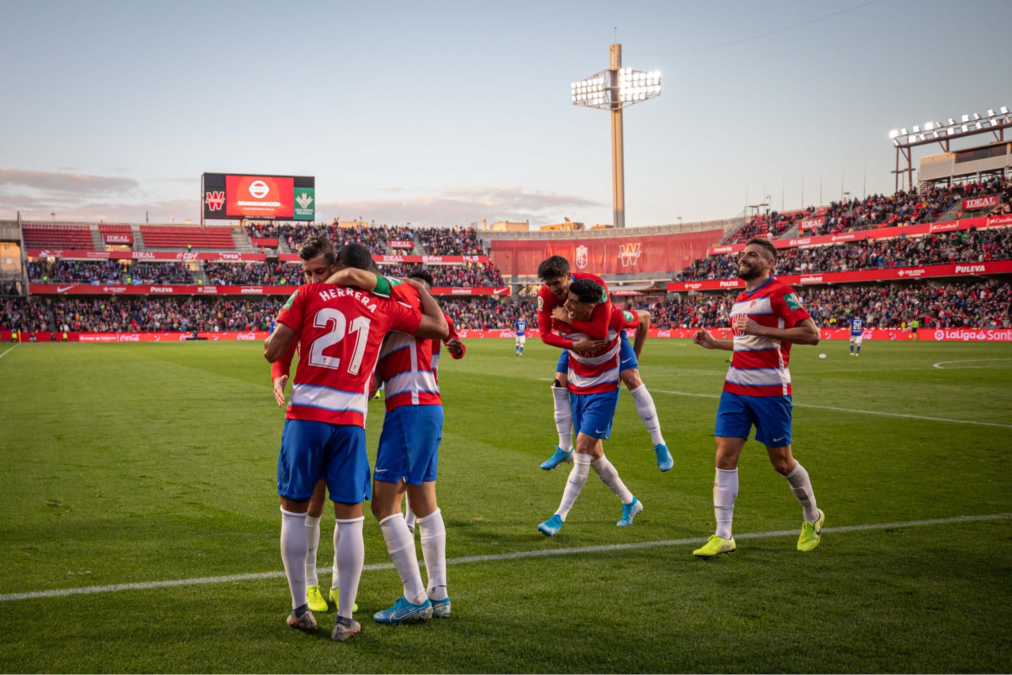Repasa los mejores momentos del choque que ha enfrentado a dos rivales directos en Los Cármenes