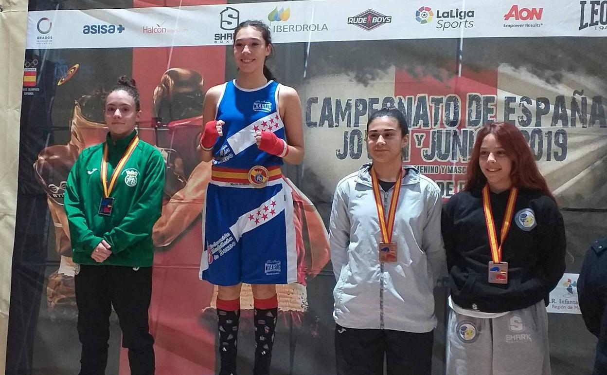 Carmen González, en el podio tras hacerse con la medalla de plata.