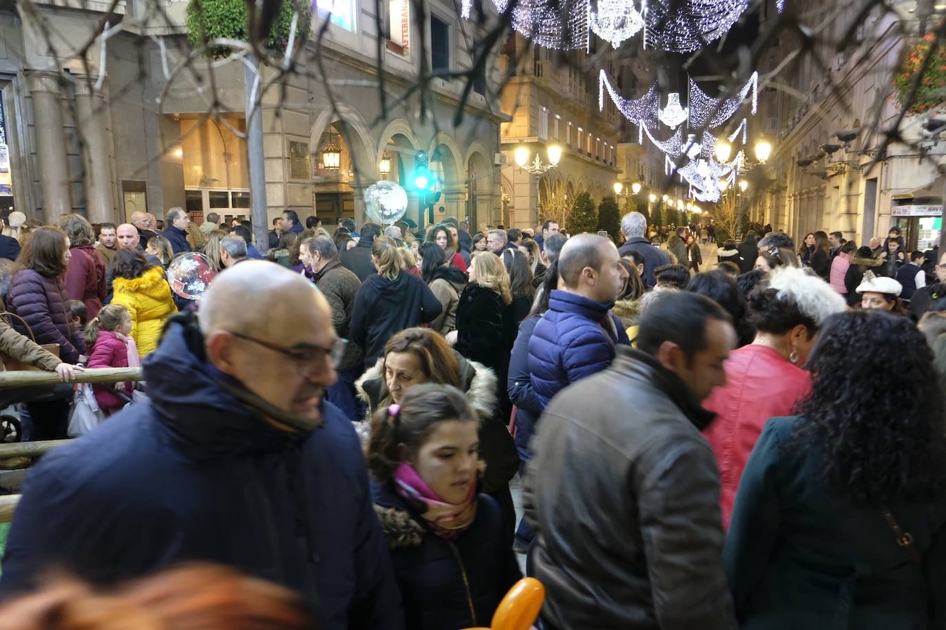 Las luces navideñas atraen a una multitud de personas en el centro de Granada