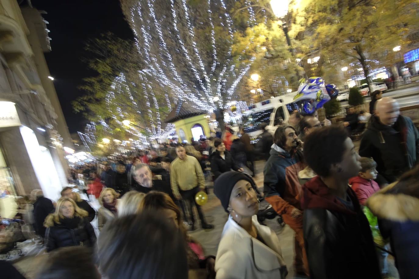 Las luces navideñas atraen a una multitud de personas en el centro de Granada