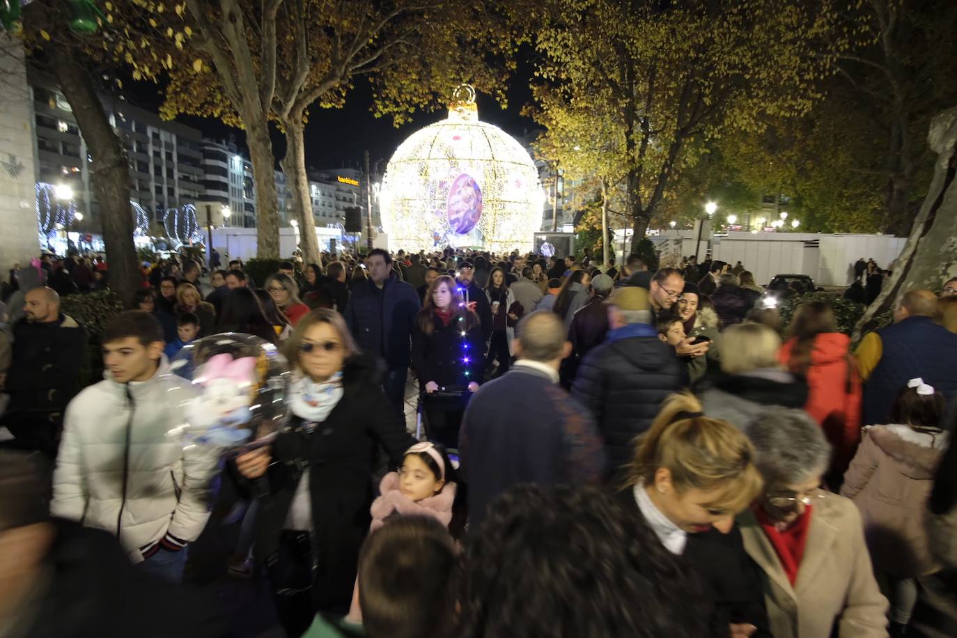 Las luces navideñas atraen a una multitud de personas en el centro de Granada