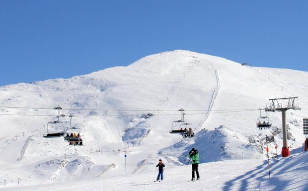 Imagen. Un puente de récord en Sierra Nevada: así los han disfrutado los esquiadores.