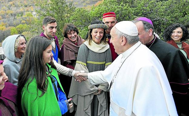 El Papa saluda a algunos participantes en el belén viviente, el pasado domingo.