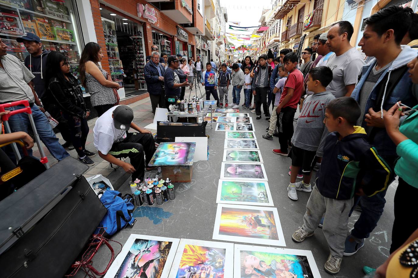 Extranjeros tanto en la venta como en los clientes en una calle española.