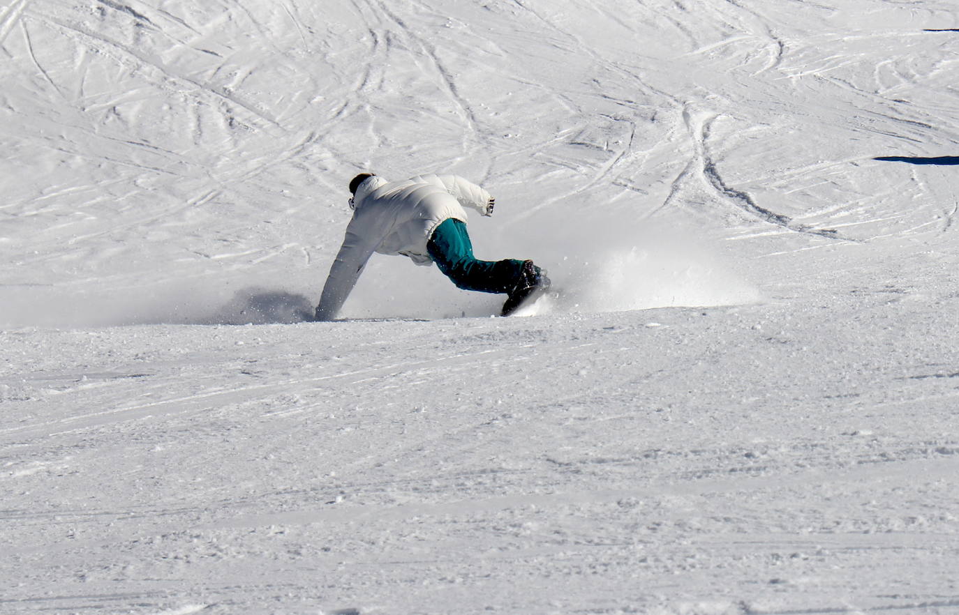 Sierra Nevada cierra uno de sus mejores 'puentes' de diciembre con 37.600 esquiadores y 77% de ocupación