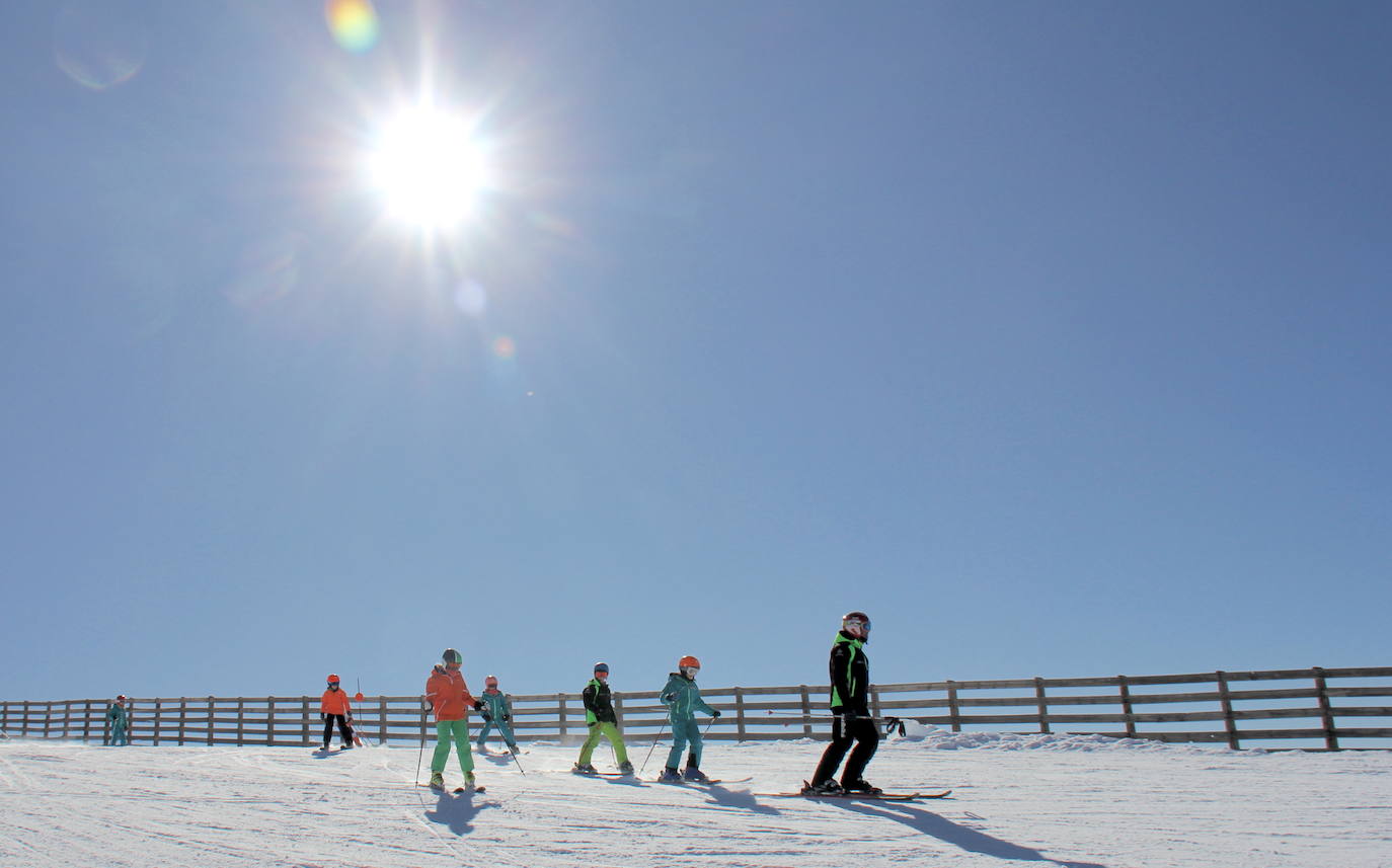 Sierra Nevada cierra uno de sus mejores 'puentes' de diciembre con 37.600 esquiadores y 77% de ocupación