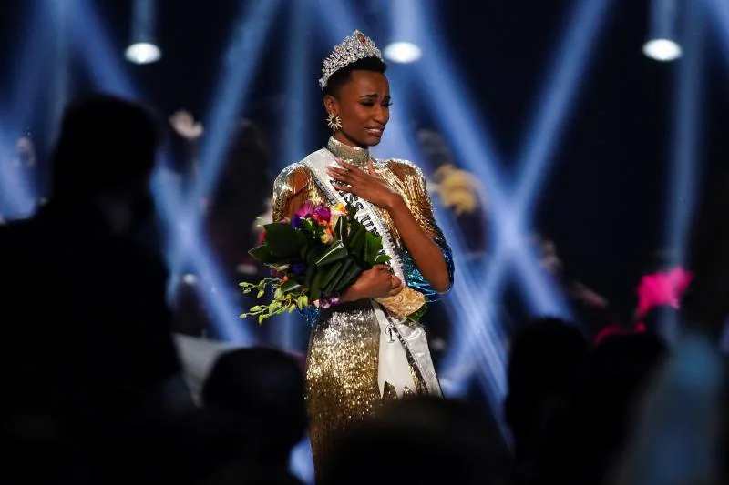 La sudafricana Zozibini Tunzi, que fue proclamada Miss Universo 2019 Sse proclamó ganadora | La puertorriqueña Madison Anderson, fue nombrada primera dama de honor; y la mexicana Sofía Aragón, elegida segunda dama de honor