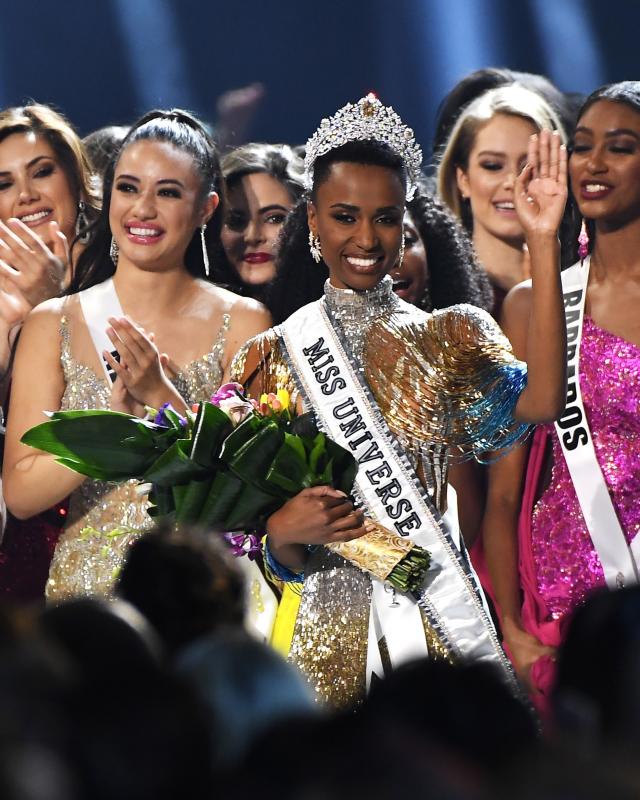 La sudafricana Zozibini Tunzi, que fue proclamada Miss Universo 2019 Sse proclamó ganadora | La puertorriqueña Madison Anderson, fue nombrada primera dama de honor; y la mexicana Sofía Aragón, elegida segunda dama de honor