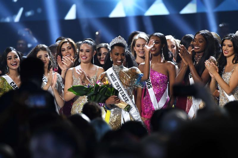 La sudafricana Zozibini Tunzi, que fue proclamada Miss Universo 2019 Sse proclamó ganadora | La puertorriqueña Madison Anderson, fue nombrada primera dama de honor; y la mexicana Sofía Aragón, elegida segunda dama de honor