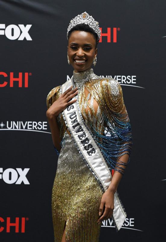 La sudafricana Zozibini Tunzi, que fue proclamada Miss Universo 2019 Sse proclamó ganadora | La puertorriqueña Madison Anderson, fue nombrada primera dama de honor; y la mexicana Sofía Aragón, elegida segunda dama de honor