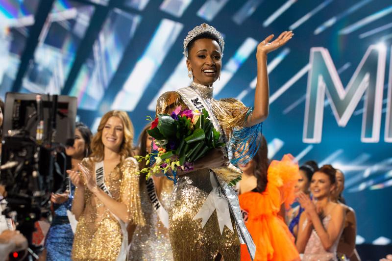 La sudafricana Zozibini Tunzi, que fue proclamada Miss Universo 2019 Sse proclamó ganadora | La puertorriqueña Madison Anderson, fue nombrada primera dama de honor; y la mexicana Sofía Aragón, elegida segunda dama de honor