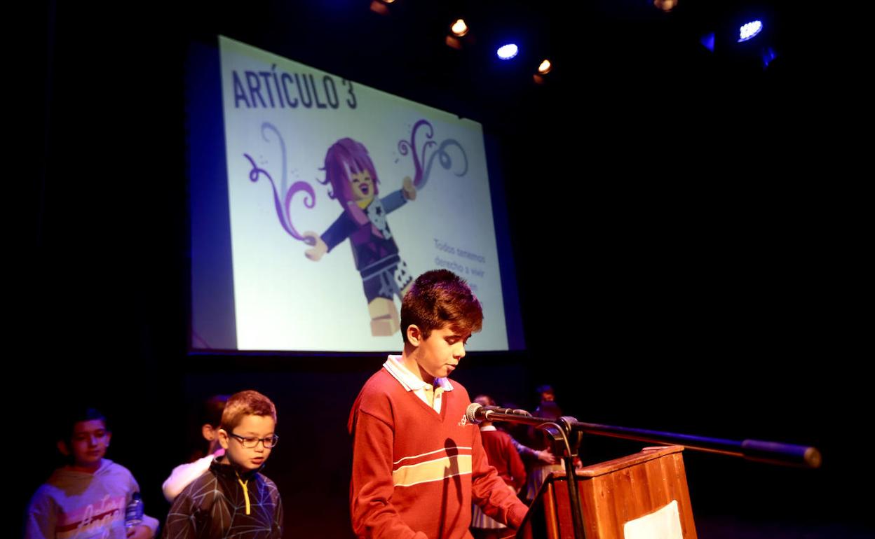 Más de 200 alumnos celebran en Motril el día de los Derechos Humanos