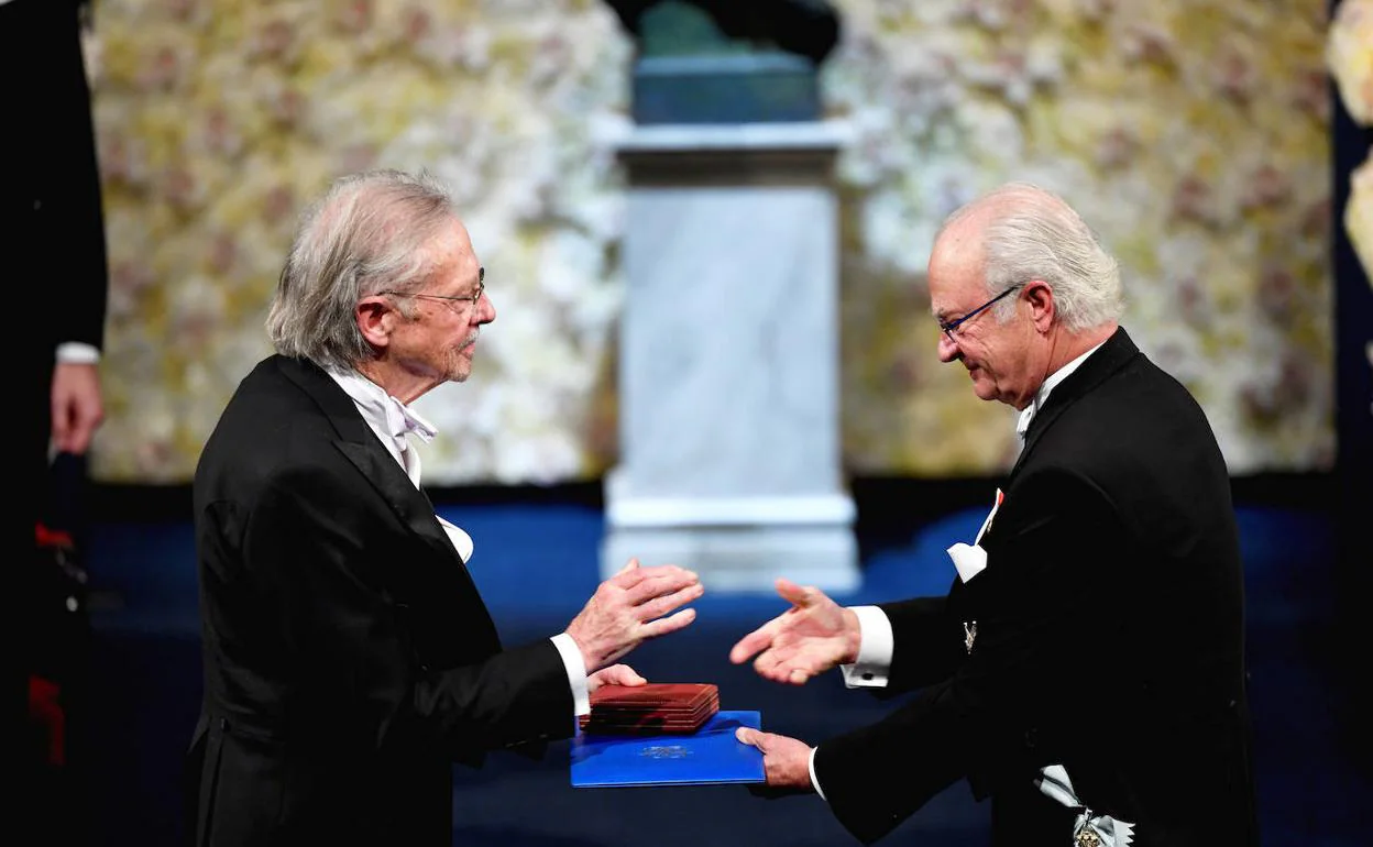 Peter Handke recibe el premio Nobel de Literatura 