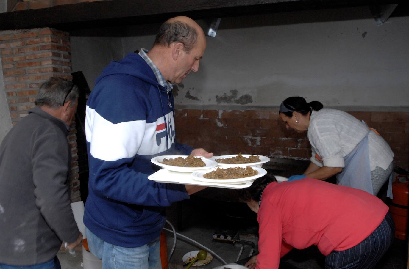 Hubo bingo, sorteos, borrachuelos y rosetas. Yegen cuenta con uno de los salones culturales y de fiestas más grandes de la comarca de La Alpujarra 