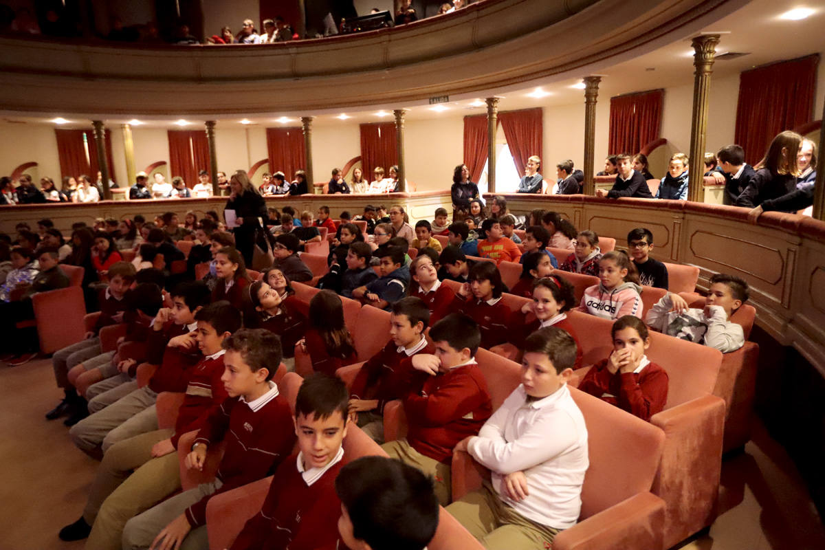 Los jóvenes del municipio han participado en la lectura y en el visionado de varios cortos contra la discriminación que ha tenido lugar en el teatro Calderón