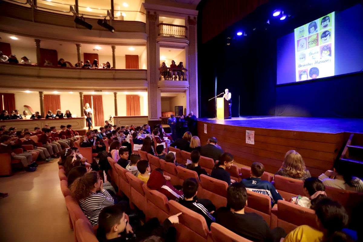 Los jóvenes del municipio han participado en la lectura y en el visionado de varios cortos contra la discriminación que ha tenido lugar en el teatro Calderón