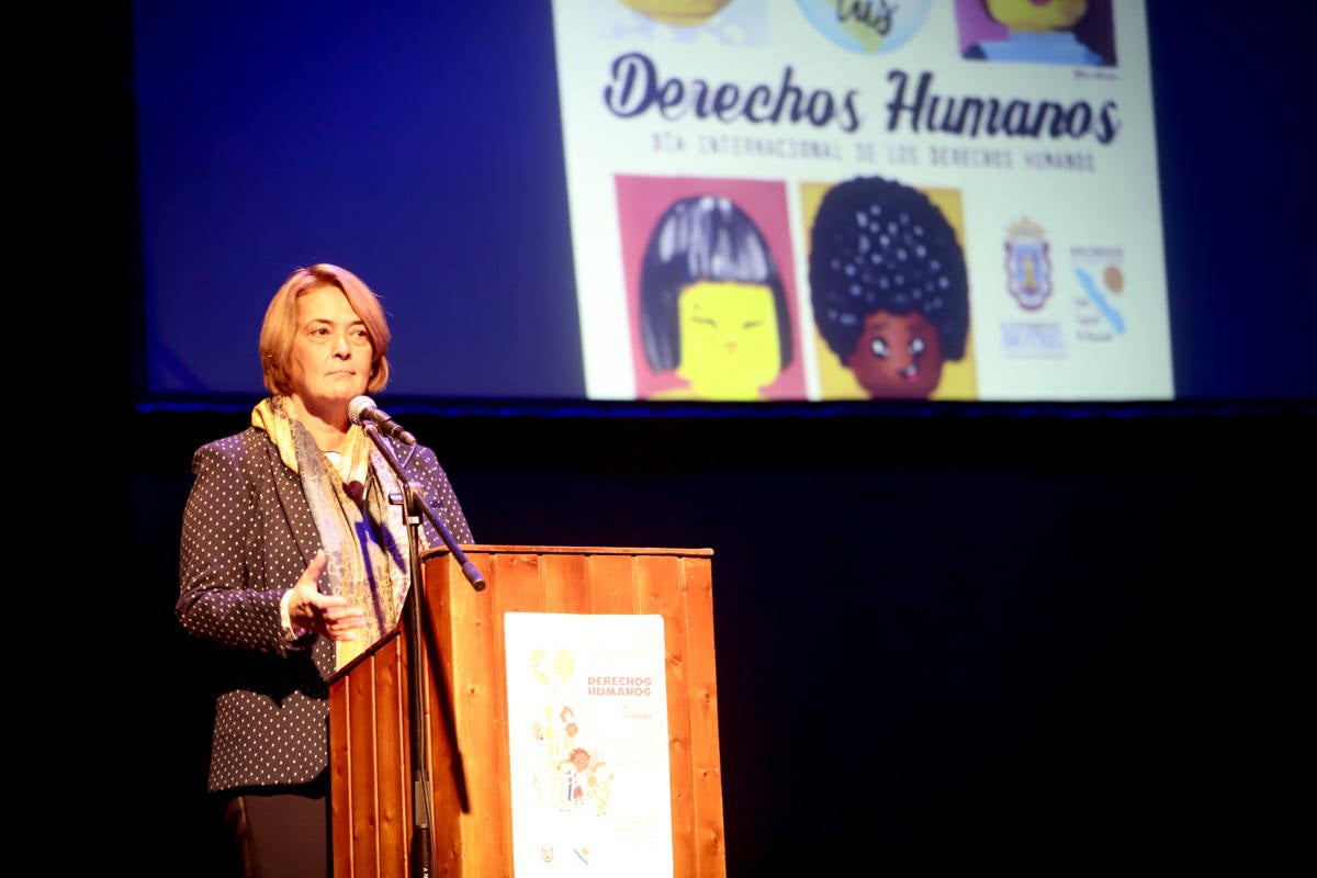 Los jóvenes del municipio han participado en la lectura y en el visionado de varios cortos contra la discriminación que ha tenido lugar en el teatro Calderón