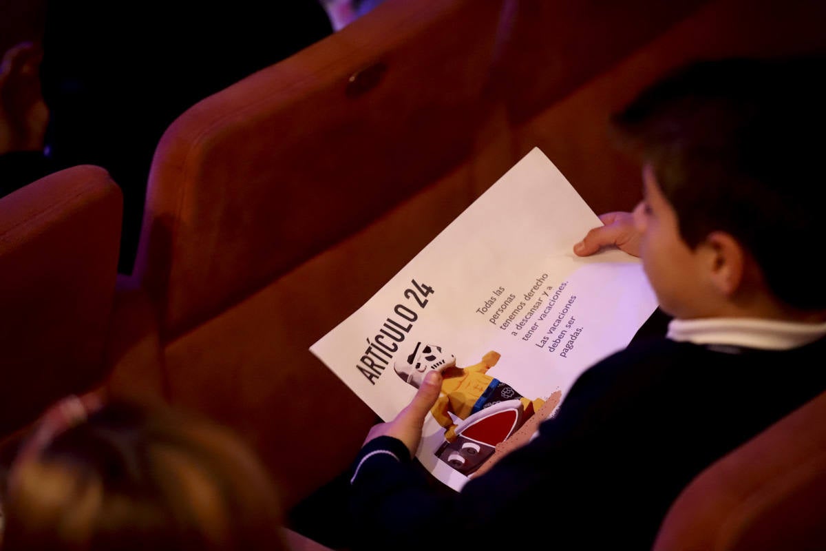 Los jóvenes del municipio han participado en la lectura y en el visionado de varios cortos contra la discriminación que ha tenido lugar en el teatro Calderón