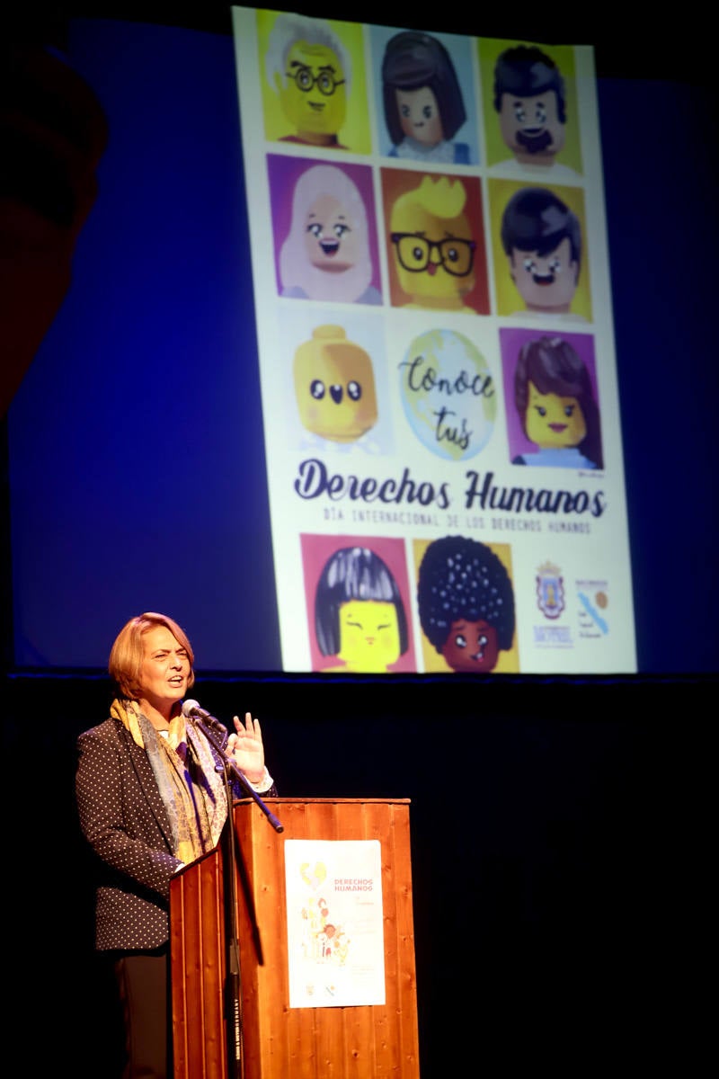 Los jóvenes del municipio han participado en la lectura y en el visionado de varios cortos contra la discriminación que ha tenido lugar en el teatro Calderón