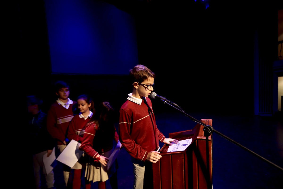 Los jóvenes del municipio han participado en la lectura y en el visionado de varios cortos contra la discriminación que ha tenido lugar en el teatro Calderón