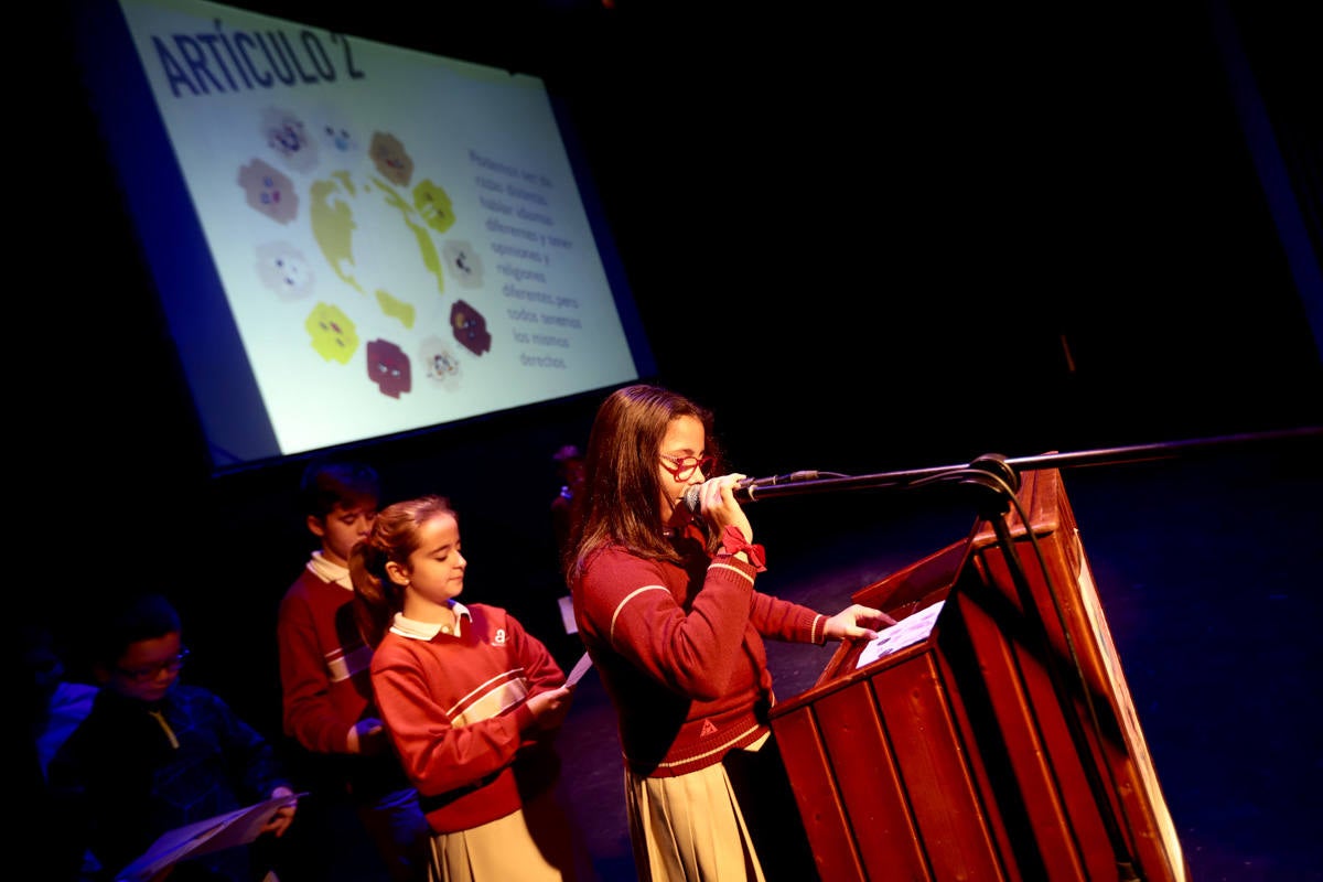 Los jóvenes del municipio han participado en la lectura y en el visionado de varios cortos contra la discriminación que ha tenido lugar en el teatro Calderón