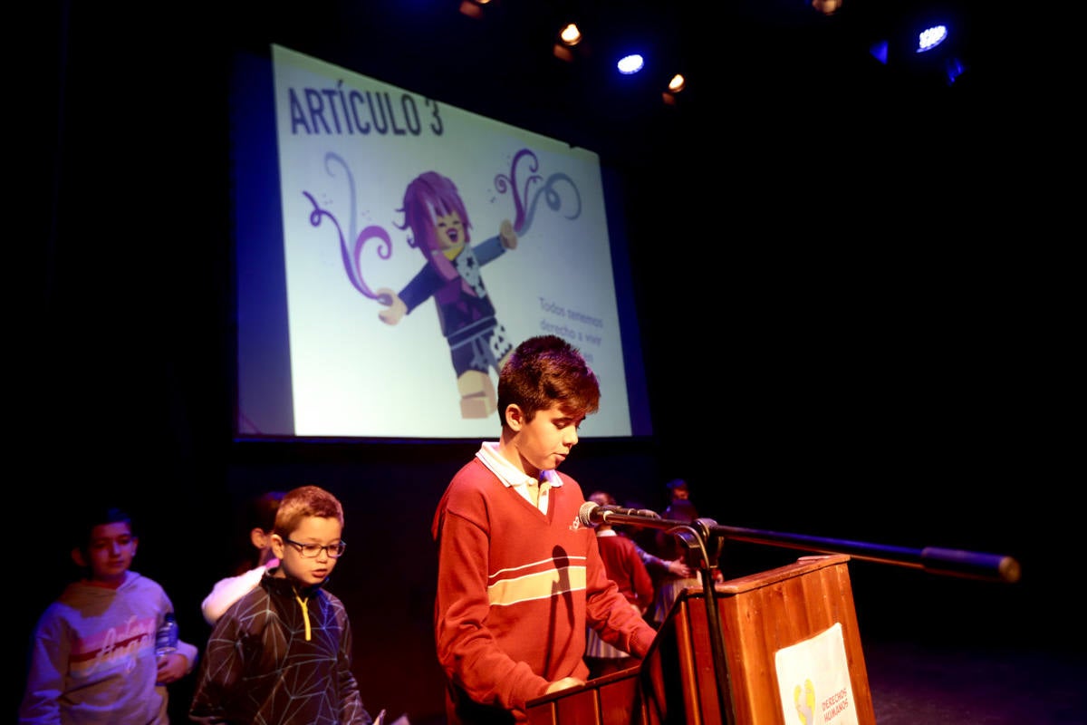 Los jóvenes del municipio han participado en la lectura y en el visionado de varios cortos contra la discriminación que ha tenido lugar en el teatro Calderón