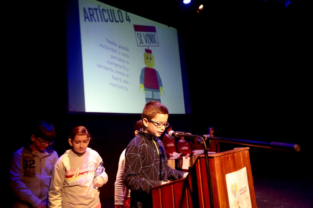 Los jóvenes del municipio han participado en la lectura y en el visionado de varios cortos contra la discriminación que ha tenido lugar en el teatro Calderón