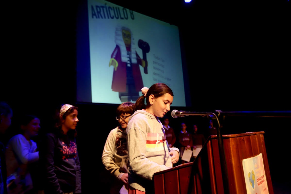 Los jóvenes del municipio han participado en la lectura y en el visionado de varios cortos contra la discriminación que ha tenido lugar en el teatro Calderón