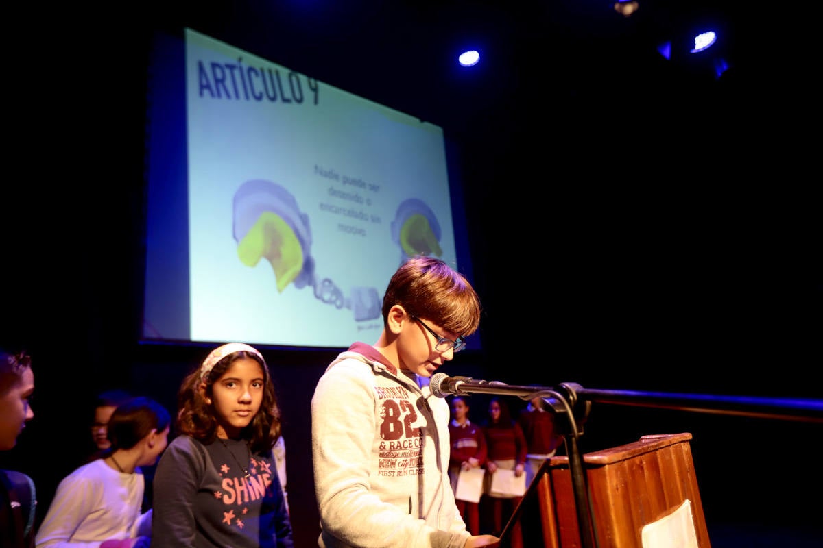 Los jóvenes del municipio han participado en la lectura y en el visionado de varios cortos contra la discriminación que ha tenido lugar en el teatro Calderón