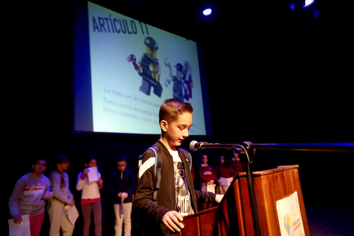 Los jóvenes del municipio han participado en la lectura y en el visionado de varios cortos contra la discriminación que ha tenido lugar en el teatro Calderón