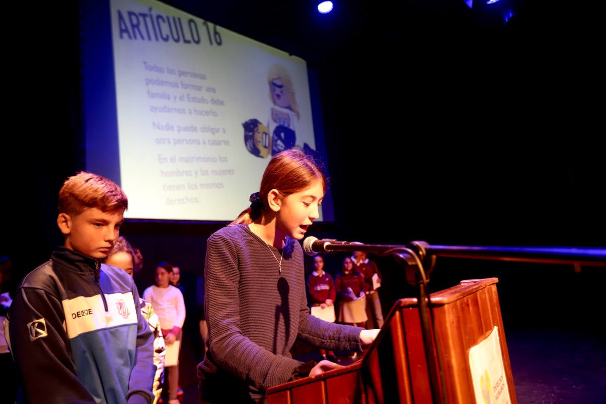 Los jóvenes del municipio han participado en la lectura y en el visionado de varios cortos contra la discriminación que ha tenido lugar en el teatro Calderón