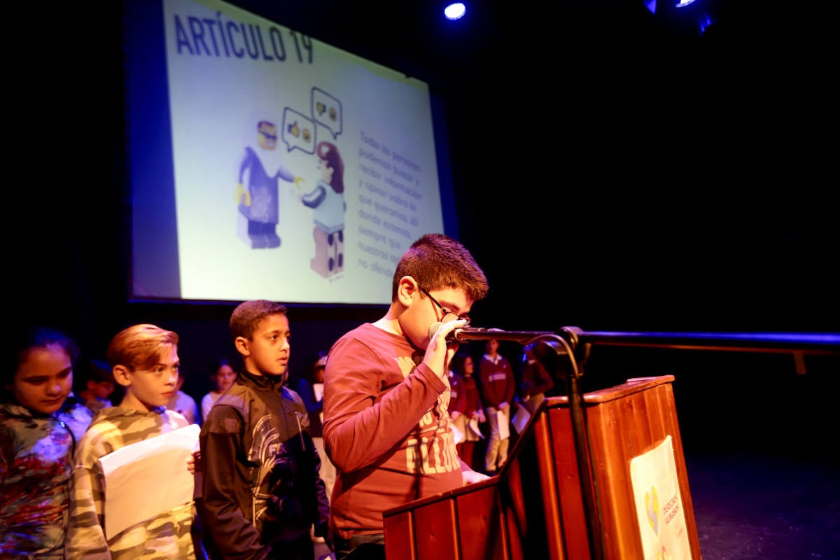 Los jóvenes del municipio han participado en la lectura y en el visionado de varios cortos contra la discriminación que ha tenido lugar en el teatro Calderón