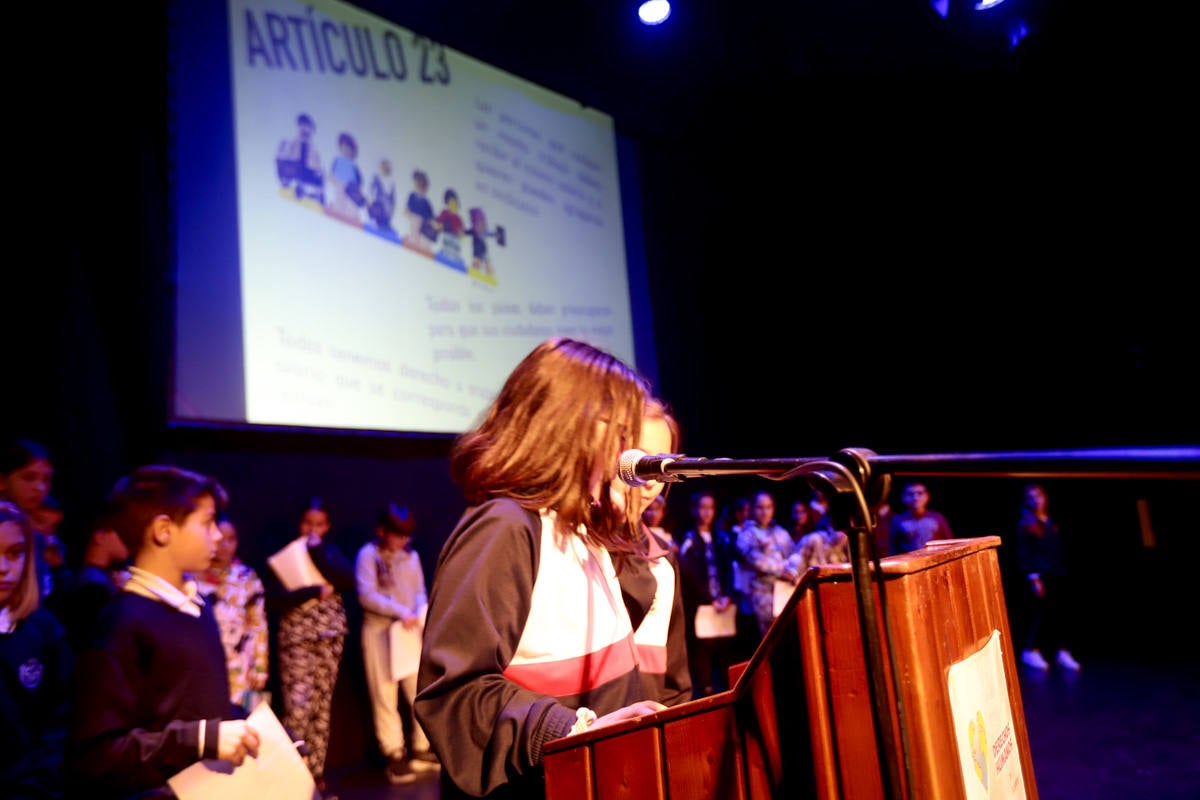 Los jóvenes del municipio han participado en la lectura y en el visionado de varios cortos contra la discriminación que ha tenido lugar en el teatro Calderón