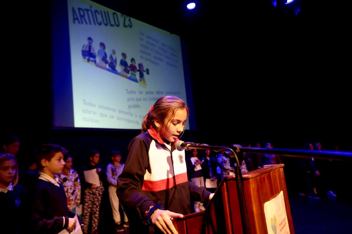 Los jóvenes del municipio han participado en la lectura y en el visionado de varios cortos contra la discriminación que ha tenido lugar en el teatro Calderón