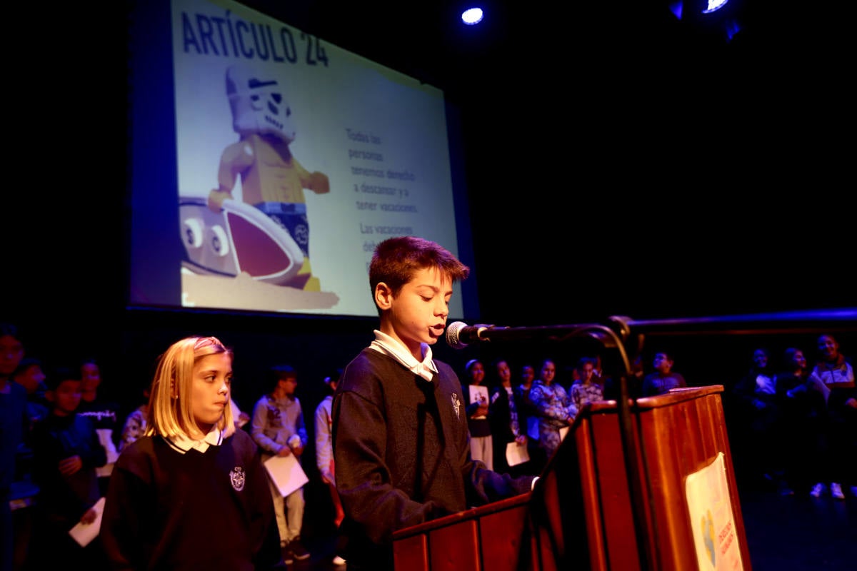 Los jóvenes del municipio han participado en la lectura y en el visionado de varios cortos contra la discriminación que ha tenido lugar en el teatro Calderón