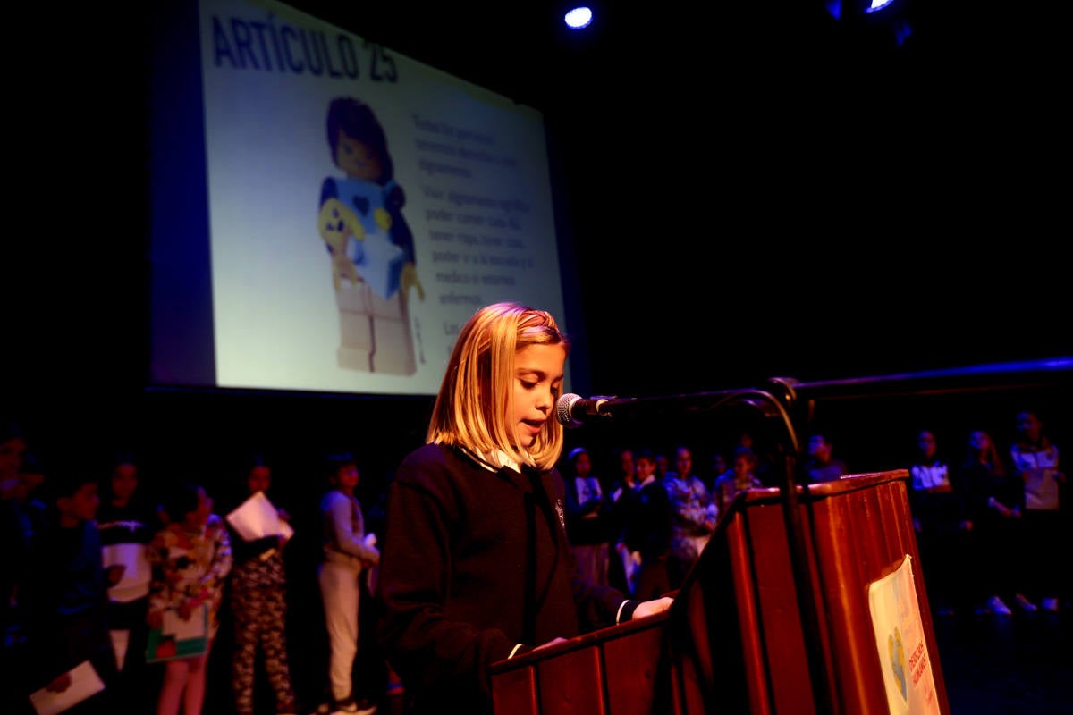 Los jóvenes del municipio han participado en la lectura y en el visionado de varios cortos contra la discriminación que ha tenido lugar en el teatro Calderón