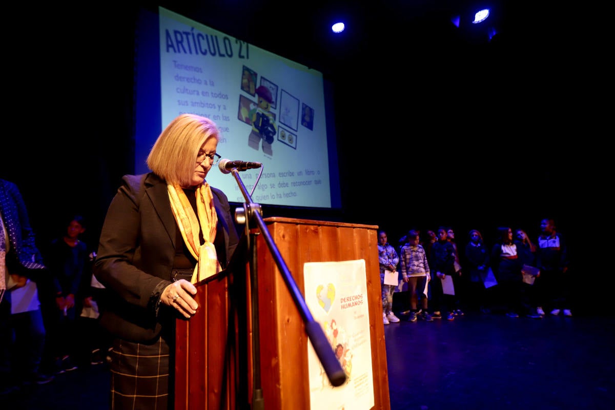Los jóvenes del municipio han participado en la lectura y en el visionado de varios cortos contra la discriminación que ha tenido lugar en el teatro Calderón