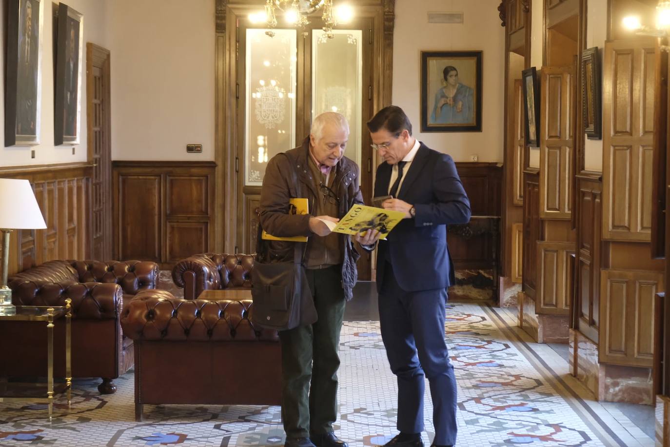 El alcalde de Granada, Luis Salvador, la concejal de Cultura, Lucía Garrido, y el director del Festival de Tango, Tato Révora han mostrado cómo será el certamen 