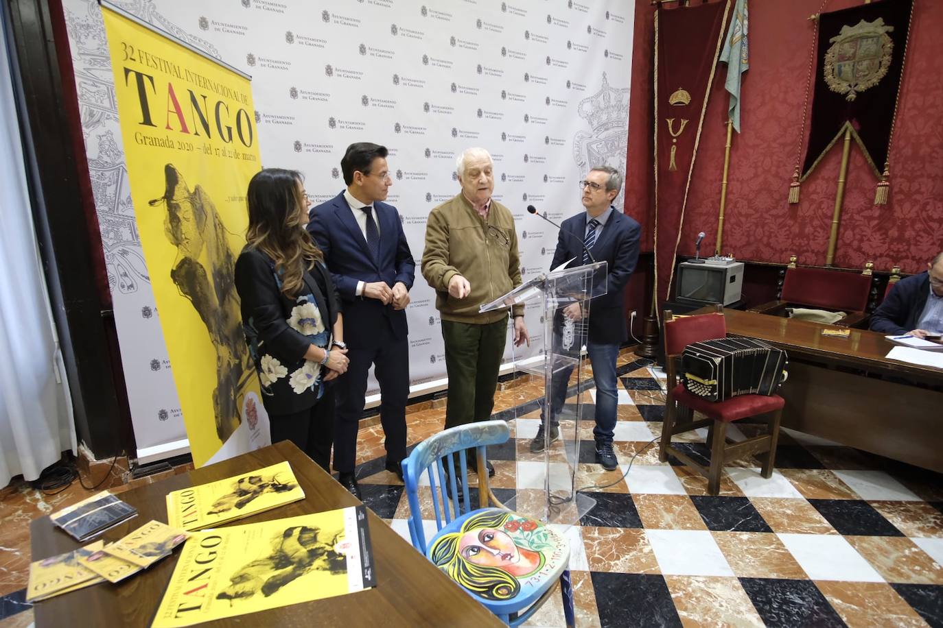 El alcalde de Granada, Luis Salvador, la concejal de Cultura, Lucía Garrido, y el director del Festival de Tango, Tato Révora han mostrado cómo será el certamen 