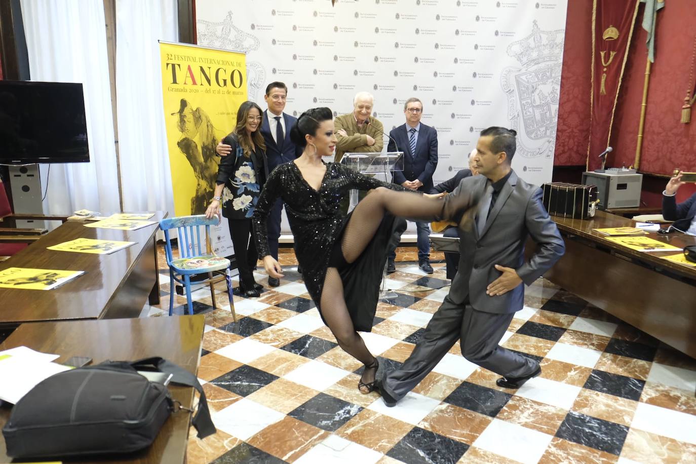 El alcalde de Granada, Luis Salvador, la concejal de Cultura, Lucía Garrido, y el director del Festival de Tango, Tato Révora han mostrado cómo será el certamen 